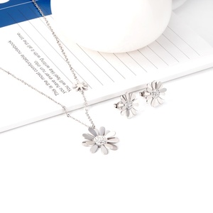 Parure de bijoux élégante pour femme : collier pendentif et boucles d'oreilles en acier inoxydable plaqué or, zircon, motif marguerite florale - Product Image 4