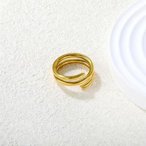 แหวนนิ้วสแตนเลสสตีลชุบทอง 18K ดีไซน์มินิมอลกันน้ำ ทรงกลวงปลายแหลมสามวงสำหรับผู้หญิง - Product Image 4