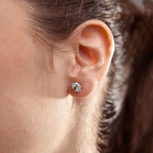 ต่างหูเพชรทรงรี 2 กะรัต ดีไซน์หรูหรา ประดับเพชรแล็บโกรว์ พร้อมใบรับรอง ระยิบระยับสวยงาม หรูหราอย่างมีคุณค่า สำหรับผู้หญิง - Product Image 6