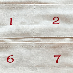 Calendrier de l'Avent personnalisé en tissu avec bordure festonnée, 25 poches, pour Noël - Product Image 4