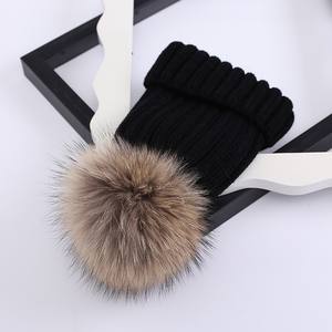 Moda mamma e io cappelli lavorati a maglia di colore abbinati con grande pelliccia di procione pompon addensare caldo cappello invernale per bambini - Product Image 2
