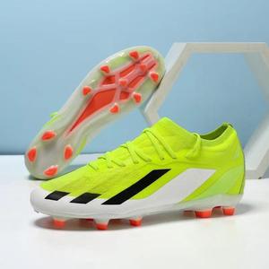Scarpe da calcio TF/FG da <span class=keywords><strong>uomo</strong></span> di alta qualità OEM, rosse brillanti con strisce bianche, stringate, basse, per interni. - Product Image 4