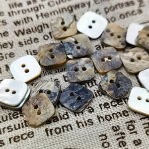 Tùy Chỉnh Cổ Điển Logo Không Thường Xuyên Maltese Vỏ Vuông Hai-Mắt Trẻ Em Của Áo Sơ Mi Hình Trái Tim Nút - Product Image 5