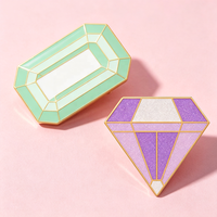 Insigne d'épingles de diamant en métal exquis vêtements en gros décorer des épingles personnalisé dur émail doux métal scintillant épinglette Gemston