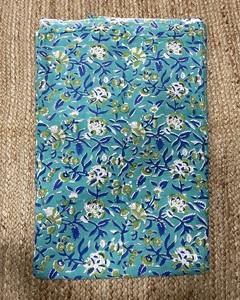 Tissu en coton imprimé à la main à motifs floraux pour la confection de robes, sacs, housses de rideaux, vêtements pour garçons - Matériau artisanal indien léger - Product Image 1