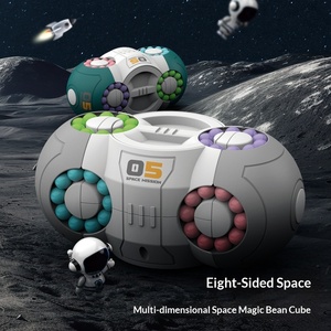 Mini Cubo Giratorio 3D de Plástico para Dedos, Juguete Antiestrés Divertido de Ocho Caras, Rompecabezas Educativo Espacial 8x8x8 - Product Image 3
