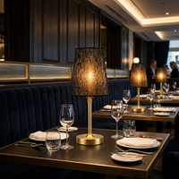 Lámpara de Mesa LED Recargable Inalámbrica Moderna de Lujo con Pantalla de Tela Negra y Base de Latón para Restaurantes y Bares