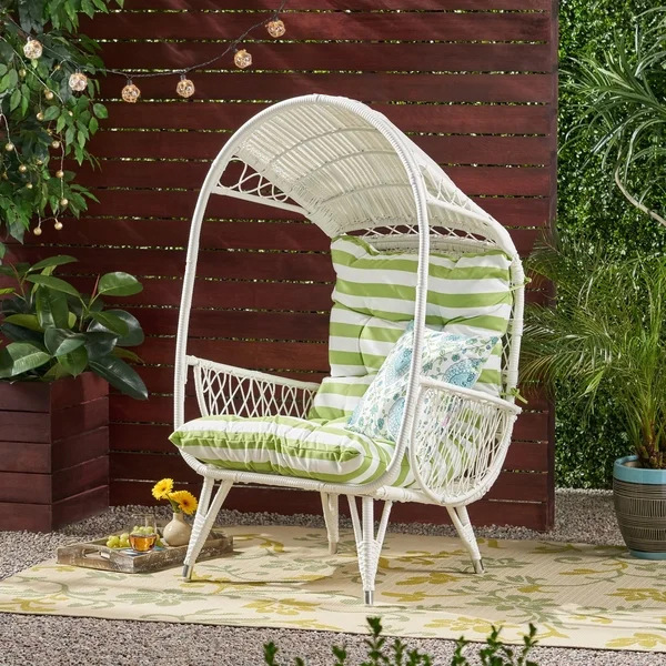 Sedia singola in rattan a nido d'uccello con cuscino a righe bianco-verdi
