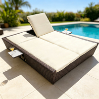 Chaise longue double en rotin pour l'extérieur avec plateau latéral pour gobelets, lit de repos en osier