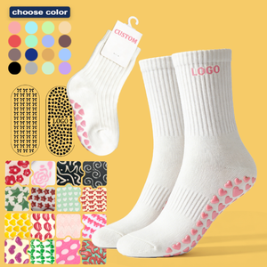 Chaussettes de sport antidérapantes pour bébés, femmes et parents, avec logo personnalisé, design athlétique, tendance, chaussettes personnalisées - Product Image 1