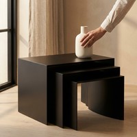 Ensemble de 3 tables d'appoint gigognes modernes noires, tables d'appoint de luxe en MDF mat en forme de U pour salon minimaliste