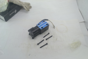 Válvula solenoide de piezas de repuesto para montacargas MANON 3EC-15-38510 utilizada para montacargas <span class=keywords><strong>Komatsu</strong></span> FD35/40/45/-7 - Product Image 2