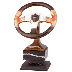 Trofeo Sportivo da Corsa in Resina Decorata con Base Scura - Product Image 1