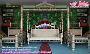 Columpio tallado de madera de diseñador en madera de teca dorada Nueva etapa de boda Jhula para funciones y bodas Punjabi Mehndi - Product Image 3