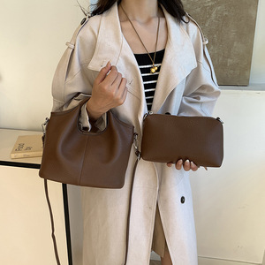 Sac bandoulière en PU en forme de seau avec design à empiècements, fermeture magnétique et sangle simple pour un usage quotidien - Product Image 6