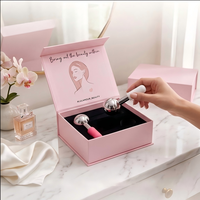 Boîte cadeau magnétique rose de luxe pour appareil de beauté, boîte en forme de livre avec insert EVA personnalisé pour le rangement et la présentation d'un masseur facial