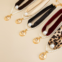 Collier ras du cou élégant pour femme avec pendentif creux en flanelle et perles d'imitation, accessoires de mode pour soirée