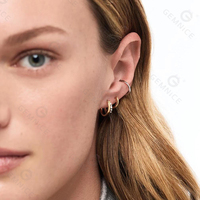 Boucles d'oreilles Huggie Gemnel à texture contrastée bicolore, design en métal mélangé poli et côtelé