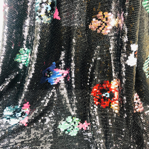 Tissu en maille noire à paillettes 100% polyester de haute qualité, couleur irisée, broderie florale, pour la conception de vêtements de mariage pour femmes - Product Image 3