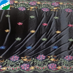 Vente en gros fournisseur chinois tricot au kg velours coréen broderie polyester tissu <span class=keywords><strong>teint</strong></span> uni <span class=keywords><strong>lot</strong></span> de stock pour vêtement - Product Image 1