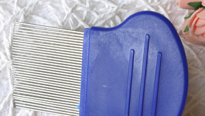 Commercio all'ingrosso di lusso in acciaio inox e plastica Pet pettine Logo personalizzabile di piccole dimensioni per la pulizia del cane gatto delle pulci Tick pidocchi rimozione Nit - Product Image 5