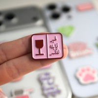 Adesivo per Telefono in Smalto Personalizzato alla Moda 2026 |   Design con citazione di Queen/Dream |   Spilla Decorativa Personalizzabile a Tema Arabo, Pronta per la Produzione