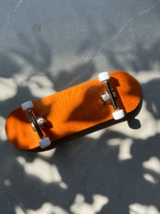 Mini fingerboard en bois personnalisé de qualité supérieure, planche de skateboard à technologie professionnelle avec trucks mono-axe - Product Image 4