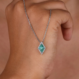 Collana con ciondolo a forma di diamante per donna, gioielli semplici e alla moda, regalo per l'uso quotidiano - Product Image 2
