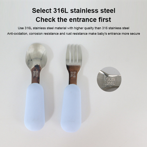 Juego de tenedor y cuchara para bebé al por mayor de fábrica, de acero inoxidable de grado alimenticio con mango de silicona, kit de cubiertos para niños pequeños. - Product Image 4