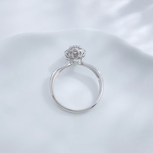 Anello con Diamante Coltivato in Laboratorio a Quattro Punte, Stelo Dritto, in Platino PT950, Gioiello Raffinato per Fidanzamento e Matrimonio - Product Image 4