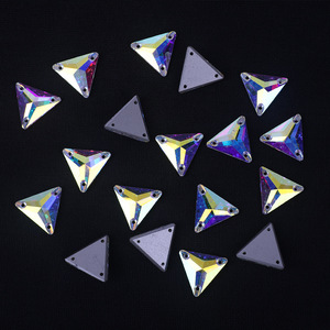 <span class=keywords><strong>Strass</strong></span> en verre triangulaires faits à la main, à trois trous, <span class=keywords><strong>pour</strong></span> robes de mariée, foulards, <span class=keywords><strong>vêtements</strong></span>, chaussures <span class=keywords><strong>et</strong></span> sacs - Product Image 1