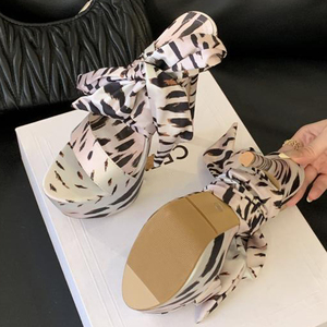 รองเท้าส้นสูงแบบแพลตฟอร์มลายเสือดาวสีขาวดำสำหรับผู้หญิง รองเท้าส้นเข็มหัวเหลี่ยมแบบรัดข้อเท้าผูกเชือก รองเท้าผ้าไหม - Product Image 6