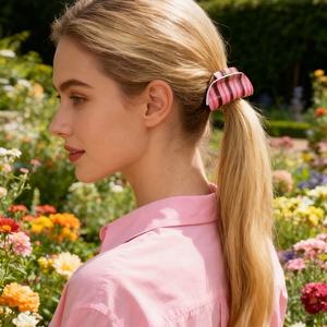 Pinza de Pelo Elegante y Moderna con Diseño Geométrico de Plástico de 8CM, Hecha de Acrílico para Uso Diario y Día de San Valentín - Product Image 5