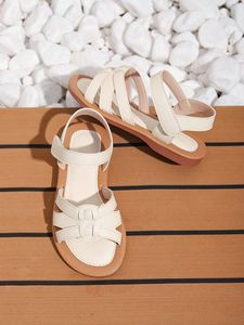 Sandales plates élégantes en cuir blanc à bout ouvert pour enfants, vente en gros, collection été - Product Image 3