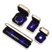 Nouvelle conception de petite boîte à bijoux en velours avec lumière LED, peinture au four, pour collier, bracelet, montre, bague, avec logo