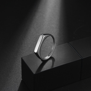 Bague de couple personnalisable en acier inoxydable, forme D, deux couleurs, avec logo/nom/gravure disponible, idéale pour le dropshipping - Product Image 2