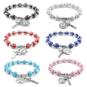 Perles en <span class=keywords><strong>plastique</strong></span> multicolores 8 mm Bracelets croix pas chers Corde élastique solide Bracelets catholiques avec médaille de la Vierge - Product Image 2