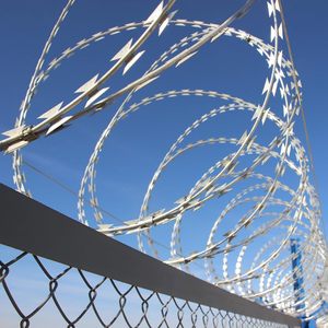 Alambre de Púas Finerelprot en Rollo de 296 pies, Acero Inoxidable Galvanizado, Alambre de Seguridad con Púas para Cercas y Protección - Product Image 5