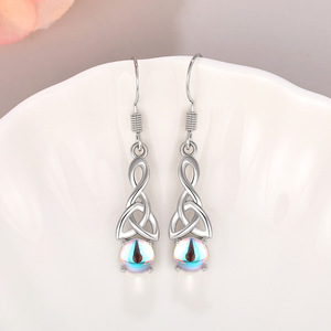 Elegante Set di Orecchini e Collana a Triangolo Intrecciato per Donne, Gioielli con Finta Pietra Lunare - Product Image 4