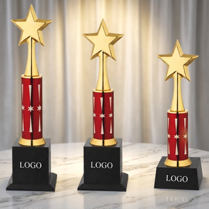 Trophée étoile gravé au laser avec colonne rouge et étoile dorée, modèle 739, pour sports et jeux, base en bois noire - Product Image 1