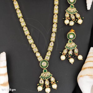 Conjunto de collar de perlas Royal High Gold Kundan con adornos de piedra verde y Blanca Joyería tradicional - Product Image 1