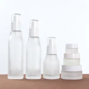 Cosmetics透明つや消しスプレーガラスボトル包装40ミリリットル100ミリリットル120ミリリットル正方形ポンプボトル30グラム50グラムクリームの瓶セット