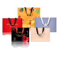 Weiße Karton-Geschenktüte mit Individuell Bedrucktem Logo für Unternehmenswerbung und Supermarkt-Promotion mit Gestanzten Griffen im Offsetdruck