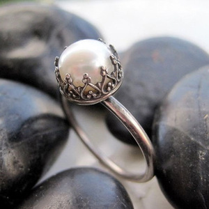 Anello Stile Barocco, Gioiello da Dito Semplice ed Elegante per Donne, Design con Accenti Bianchi - Product Image 2