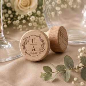Bouchon de bouteille de vin gravé personnalisé, bouchon de vin en bois sur mesure pour les couples, cadeaux de mariage et cadeaux de fiançailles - Product Image 1