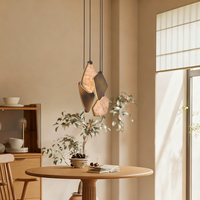 Collection d'éclairage de luxe : lustres, suspensions en albâtre et appliques murales pour la décoration intérieure d'hôtels et de maisons