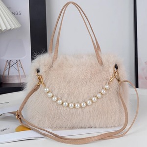 Nouveaux sacs à main carrés de qualité en fourrure perlée pour femme avec chaînes, bandoulière simple, sacs fourre-tout tendance pour l'<span class=keywords><strong>été</strong></span> et l'hiver - Product Image 2