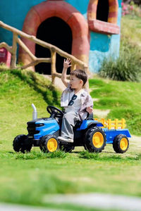 Trattore Cavalcabile Telecomandato 2.4G con Bluetooth e Rimorchio Staccabile, <span class=keywords><strong>Batteria</strong></span> 12V, Doppi Motori, Multifunzione - Product Image 4