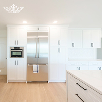 Meuble de rangement mural Shaker blanc en contreplaqué sans poignée, solution sur mesure moderne pour une intégration parfaite dans l'aménagement intérieur
