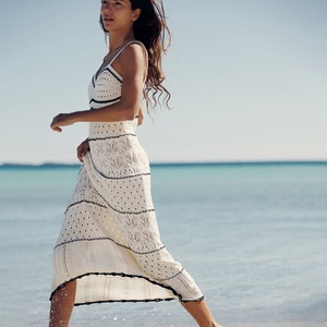 เดรสไหมพรมยาวคอวีสไตล์ลำลองสำหรับผู้หญิง ฤดูร้อน แต่งผ้าแบบแพทช์เวิร์ค ผ้ายืดทรงเอ ผ้าตาข่ายโปร่ง สายคล้องคอแบบบาง ระบายอากาศได้ดี - Product Image 2